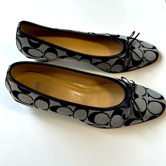 Coach 1” heel monogram shoes size 6 1/2 B - Picture 2 of 10
